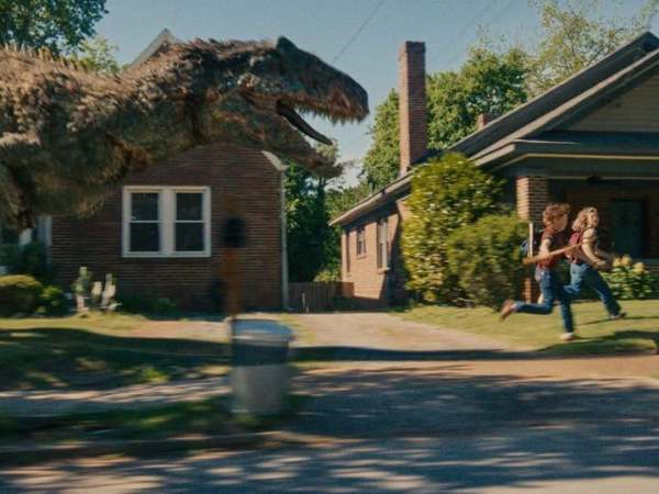 ¡MAMÁ! ¡HAY UN DINOSAURIO EN EL&nbsp;PATIO!
